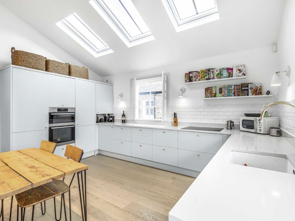 3 bed maisonette for sale in Emmanuel Road, London SW12, £975,000