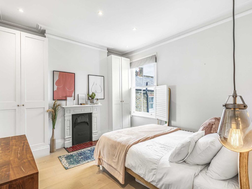 3 bed maisonette for sale in Emmanuel Road, London SW12, £975,000
