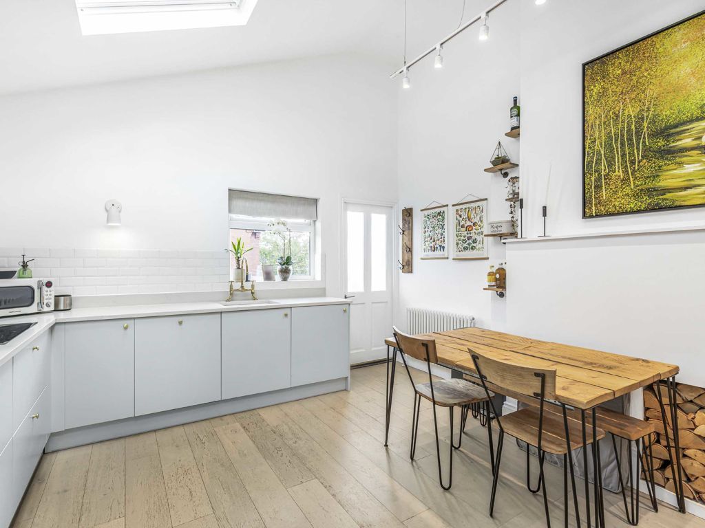 3 bed maisonette for sale in Emmanuel Road, London SW12, £975,000