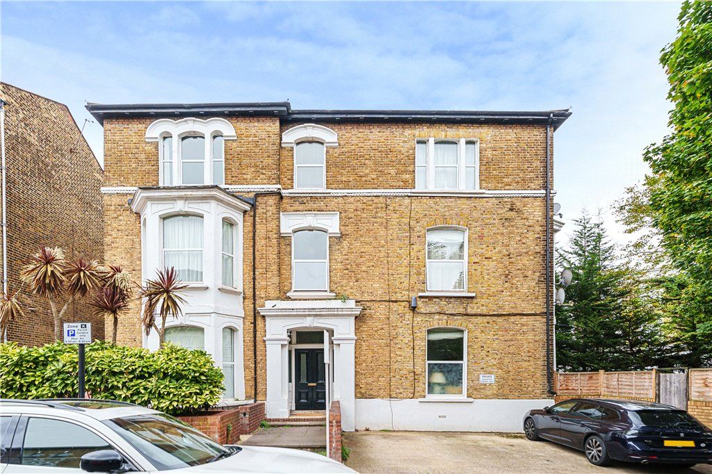 2 bed flat for sale in Alfred Road, London W3, £425,000