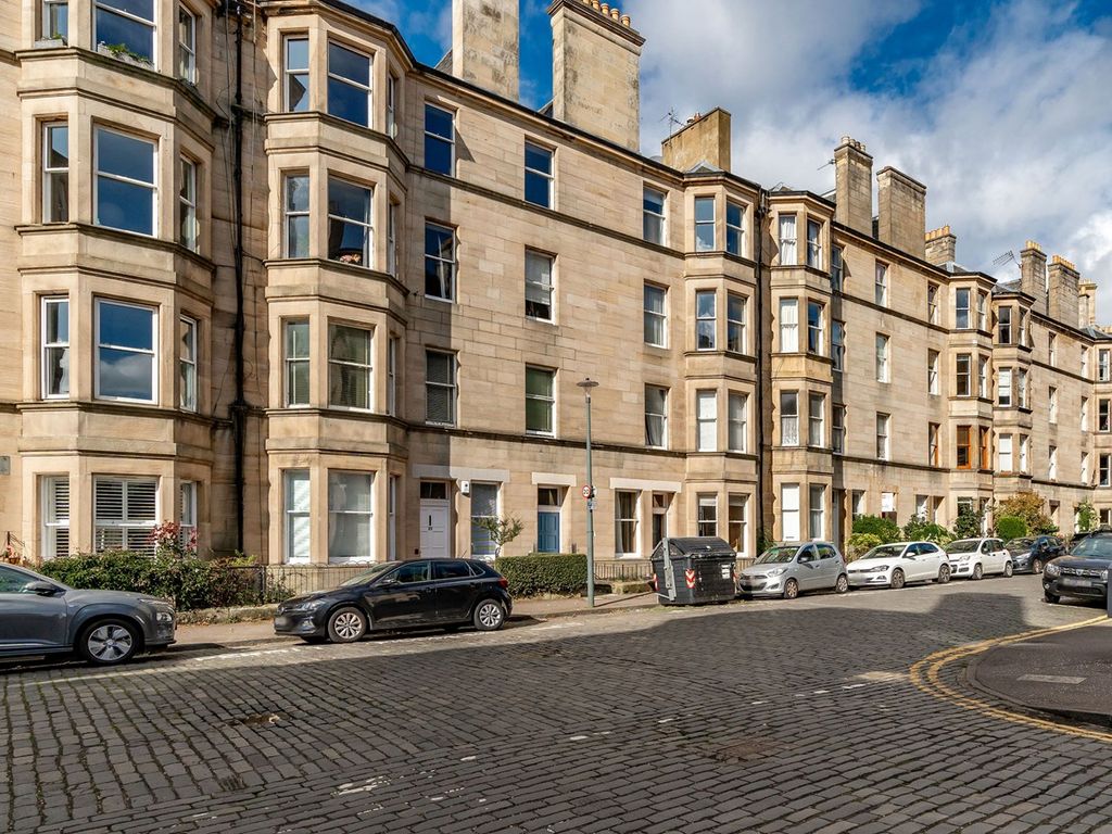 3 bed flat for sale in Bruntsfield Gardens, Edinburgh EH10, £450,000