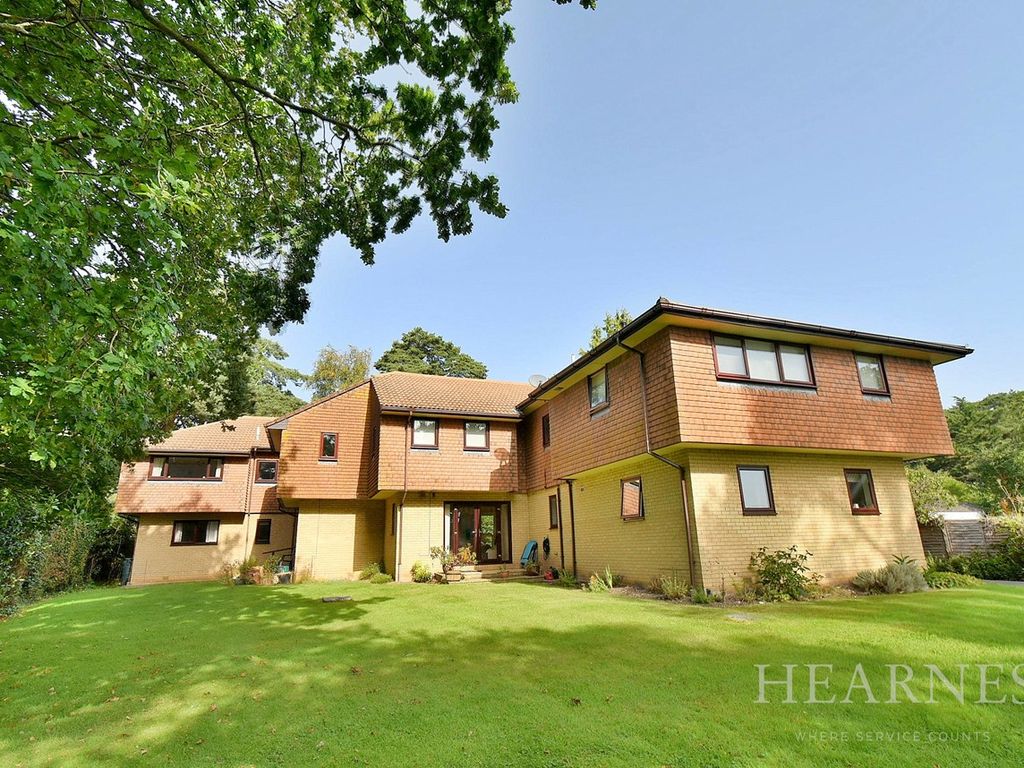 3 bed flat for sale in Ringwood Road, Ferndown BH22, £350,000