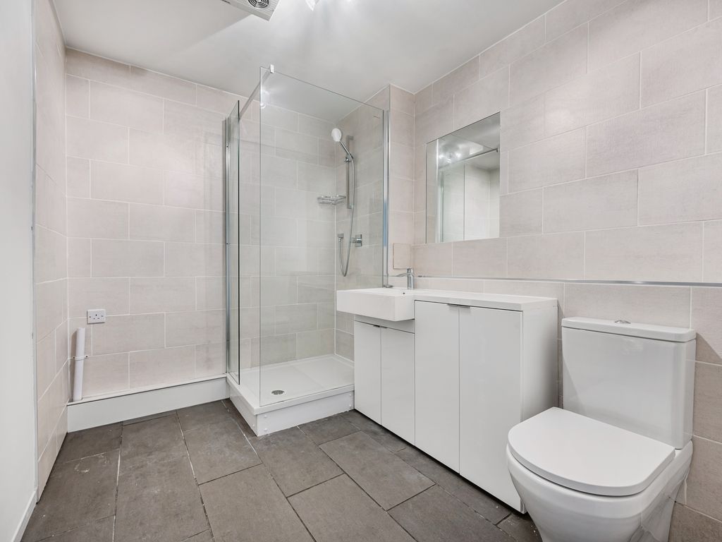 2 bed flat for sale in Gunnersbury Lane, London W3, £465,000