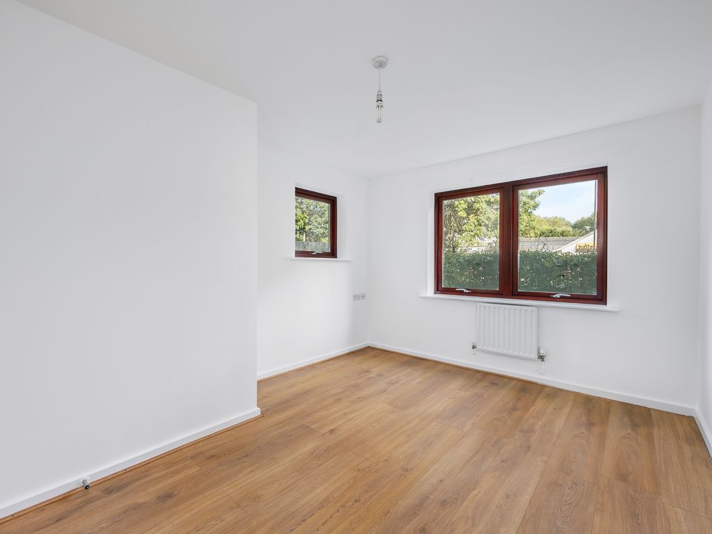 2 bed flat for sale in Gunnersbury Lane, London W3, £465,000