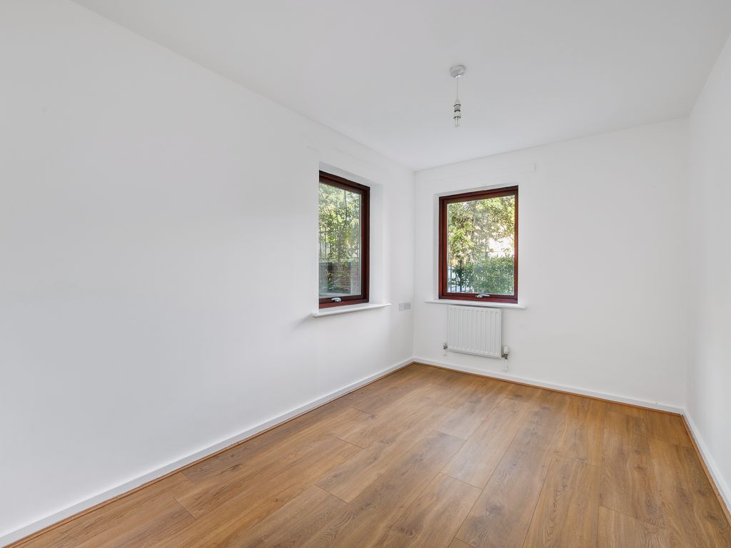 2 bed flat for sale in Gunnersbury Lane, London W3, £465,000