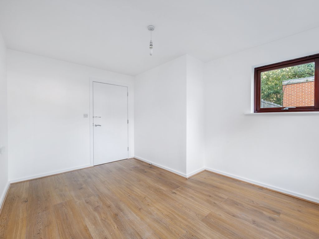 2 bed flat for sale in Gunnersbury Lane, London W3, £465,000