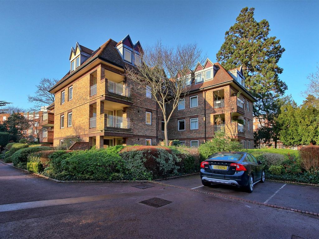 3 bed flat to rent in Redwood Lodge, Grange Road, Cambridge CB3, £7,000 pcm