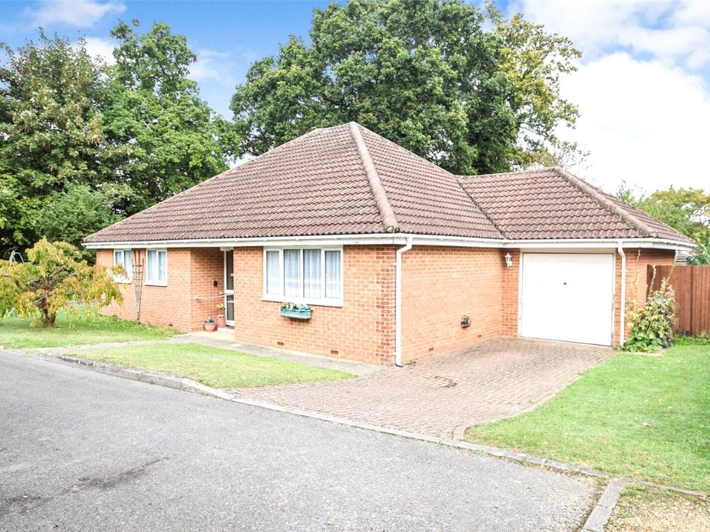 2 bed bungalow for sale in Parkfields, Yateley, Hampshire GU46, £525,000