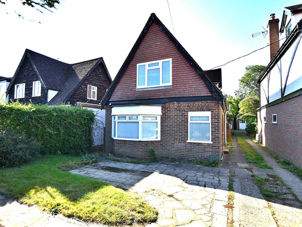 3 bed detached house for sale in Orchard Lane, Amersham HP6, £685,000