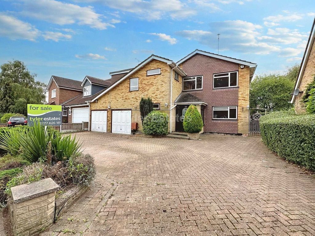 5 bed detached house for sale in Kennel Lane, Billericay CM11, £700,000