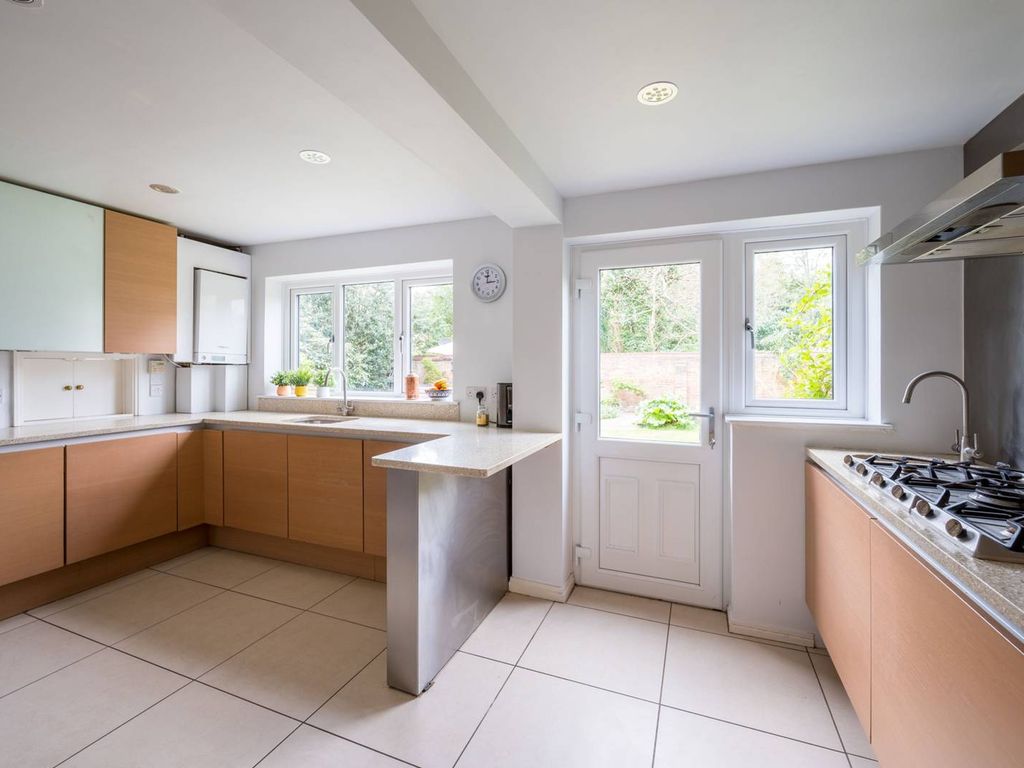 6 bed detached house for sale in Bishop Court, Maidenhead SL6, £975,000