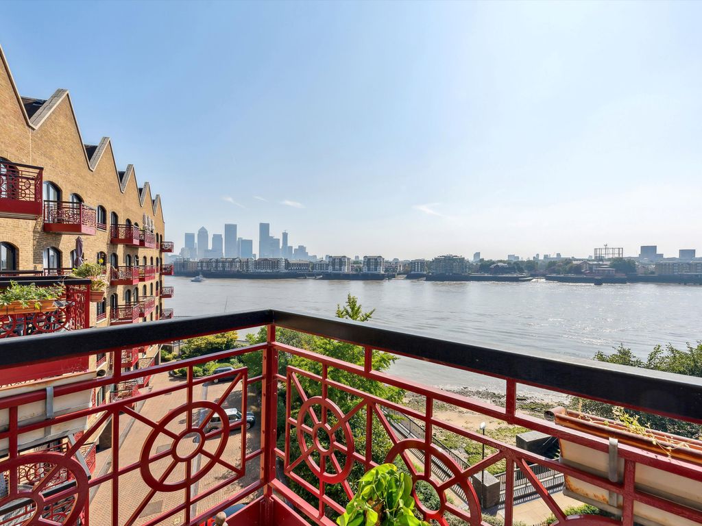 3 bed flat for sale in Trafalgar Court, Wapping Wall E1W., £900,000