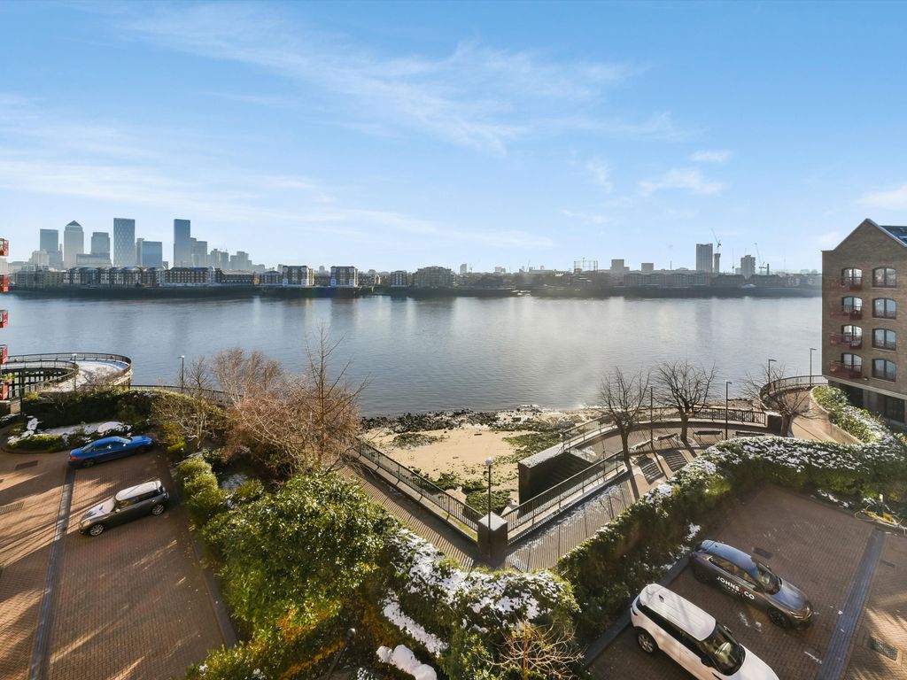 3 bed flat for sale in Trafalgar Court, Wapping Wall E1W., £900,000
