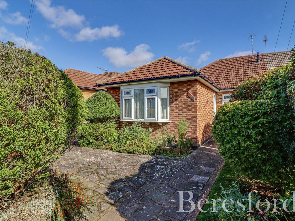3 bed bungalow for sale in The Redinge, Billericay CM11, £385,000
