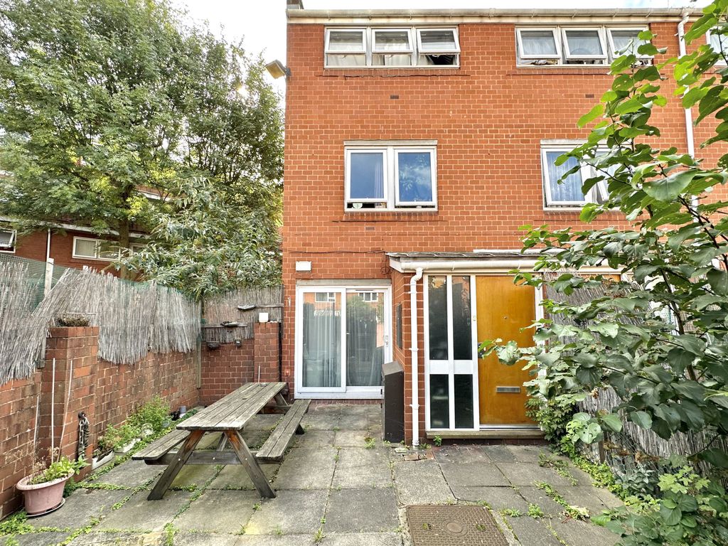 3 bed end terrace house for sale in Hooks Close, London SE15, £450,000