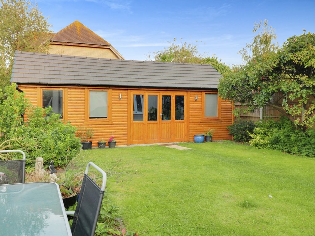 4 bed bungalow for sale in Little Wakering Road, Shoeburyness SS3, £420,000