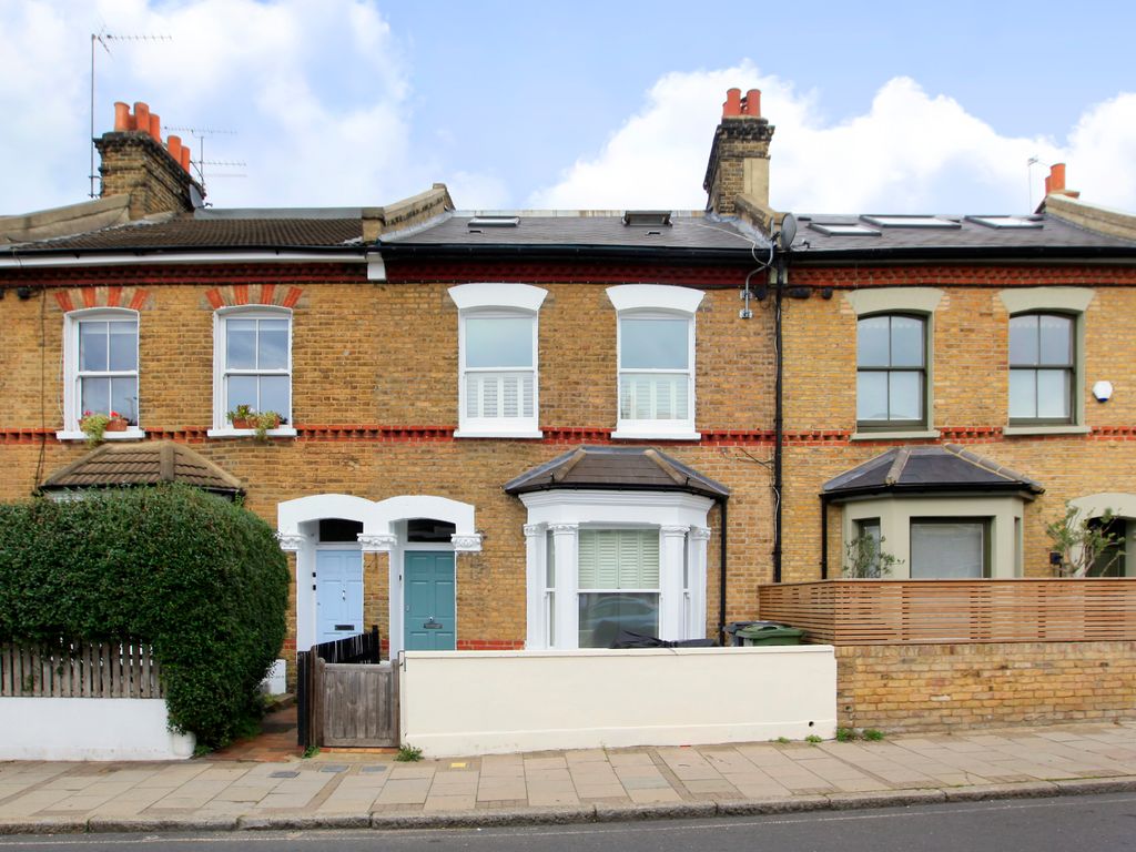 3 bed flat for sale in North Street, Clapham, London SW4, £790,000