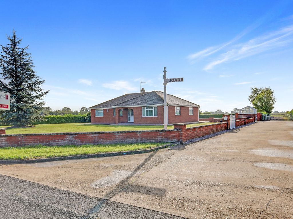 3 bed detached bungalow for sale in Stone House Road, Upwell PE14, £675,000