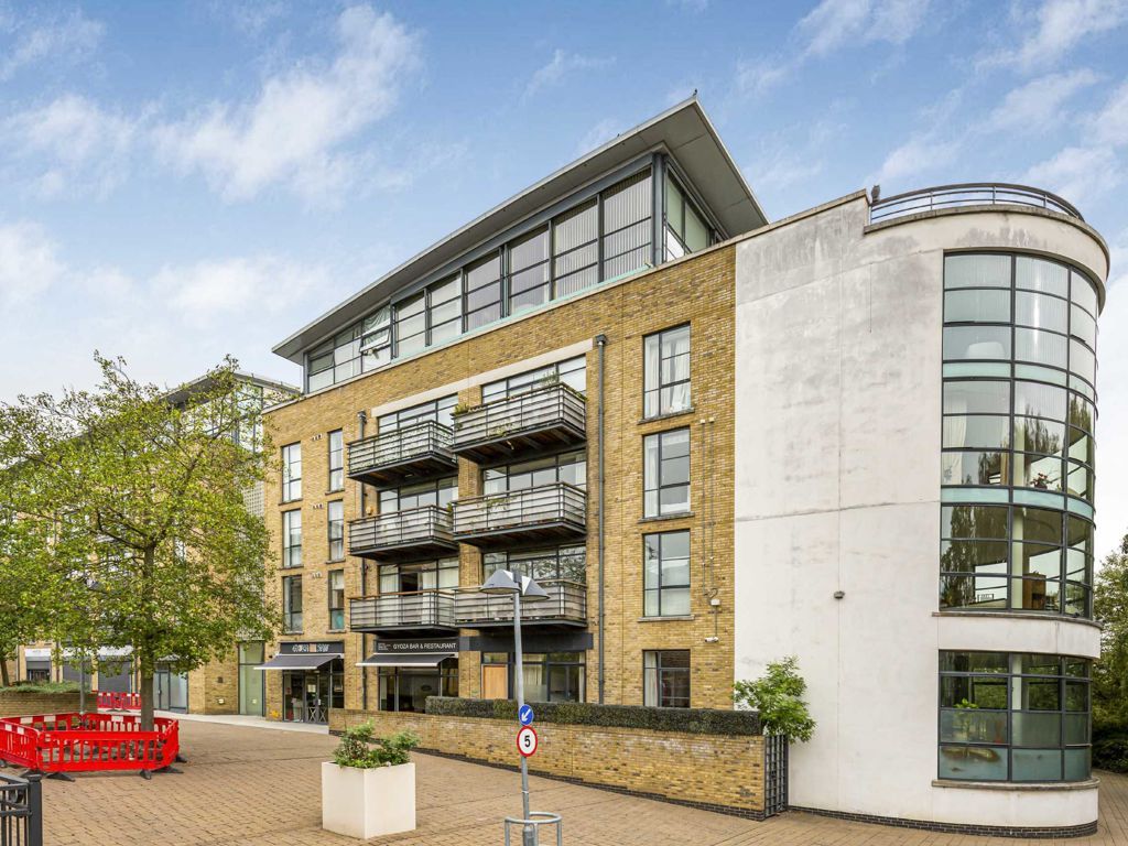 1 bed flat for sale in Ferry Lane, Brentford TW8, £325,000