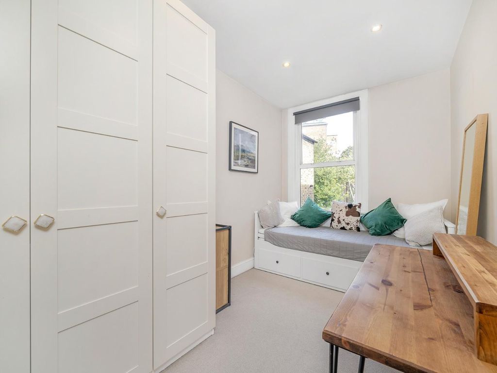 2 bed flat for sale in Holmewood Road, London SW2, £450,000