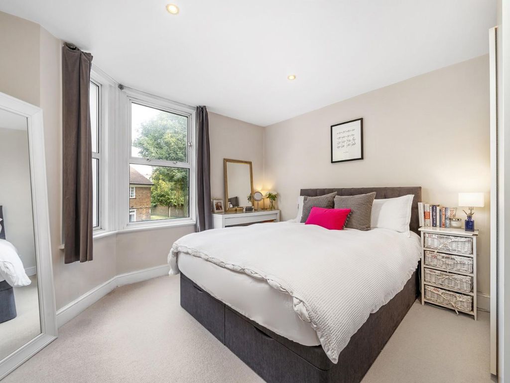 2 bed flat for sale in Holmewood Road, London SW2, £450,000