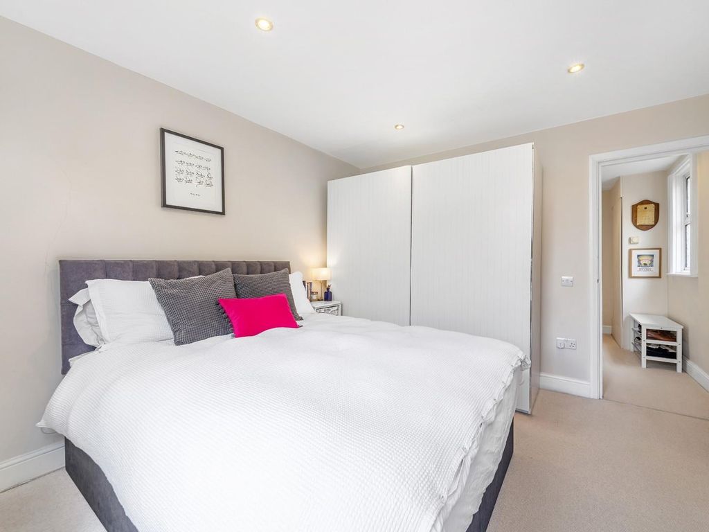 2 bed flat for sale in Holmewood Road, London SW2, £450,000