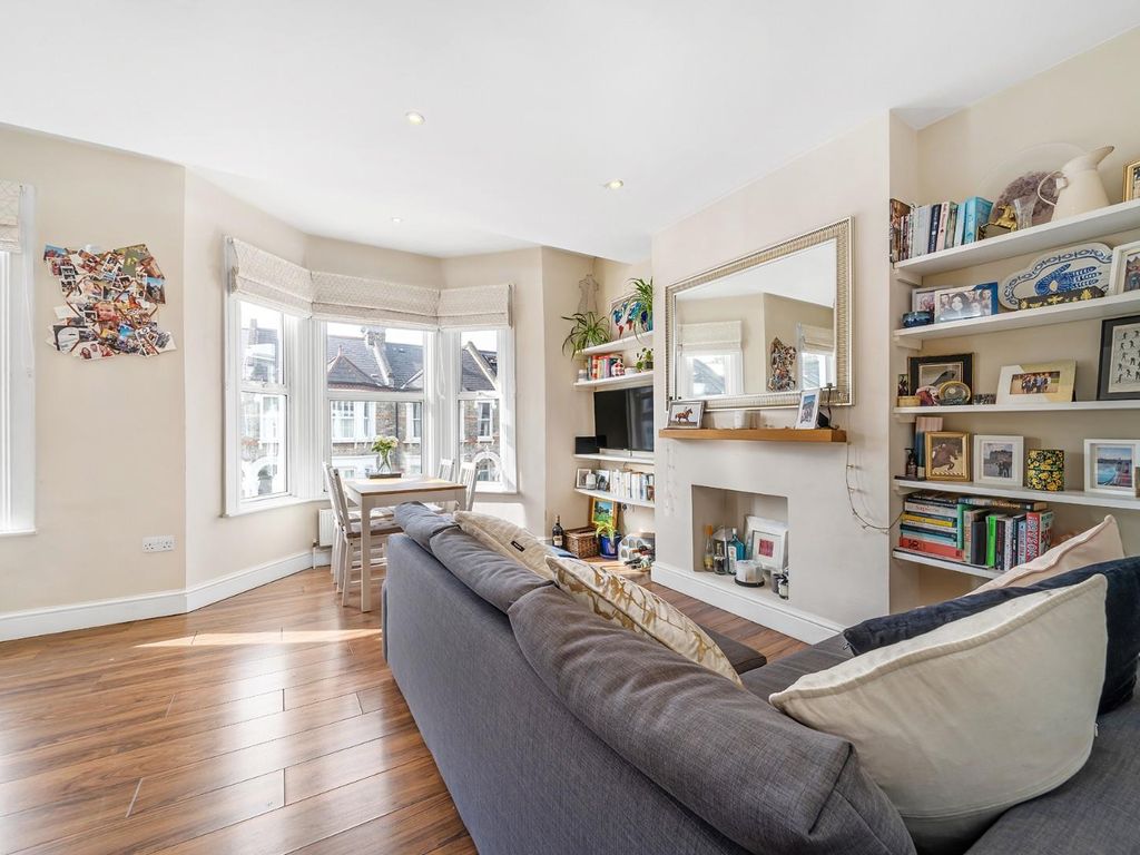 2 bed flat for sale in Holmewood Road, London SW2, £450,000