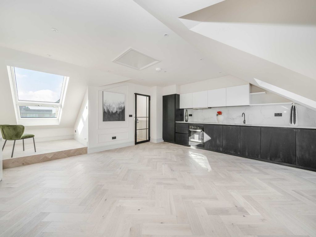 2 bed flat for sale in Grafton Road, London W3, £650,000