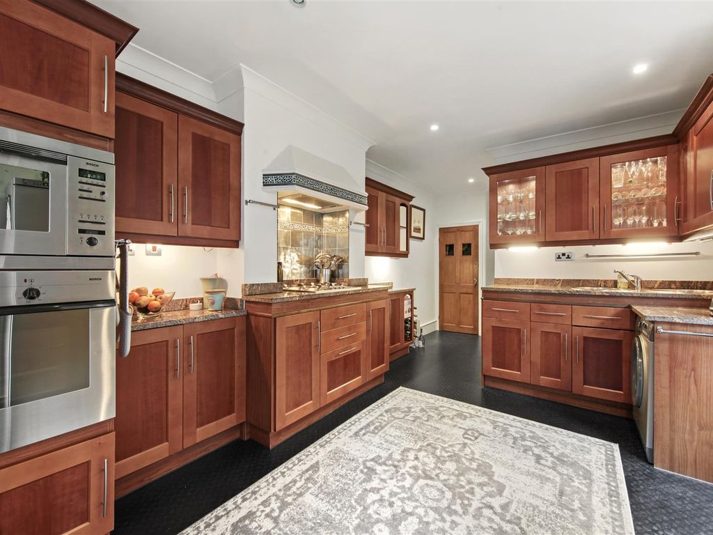 2 bed flat for sale in Salvin Road, London SW15, £750,000