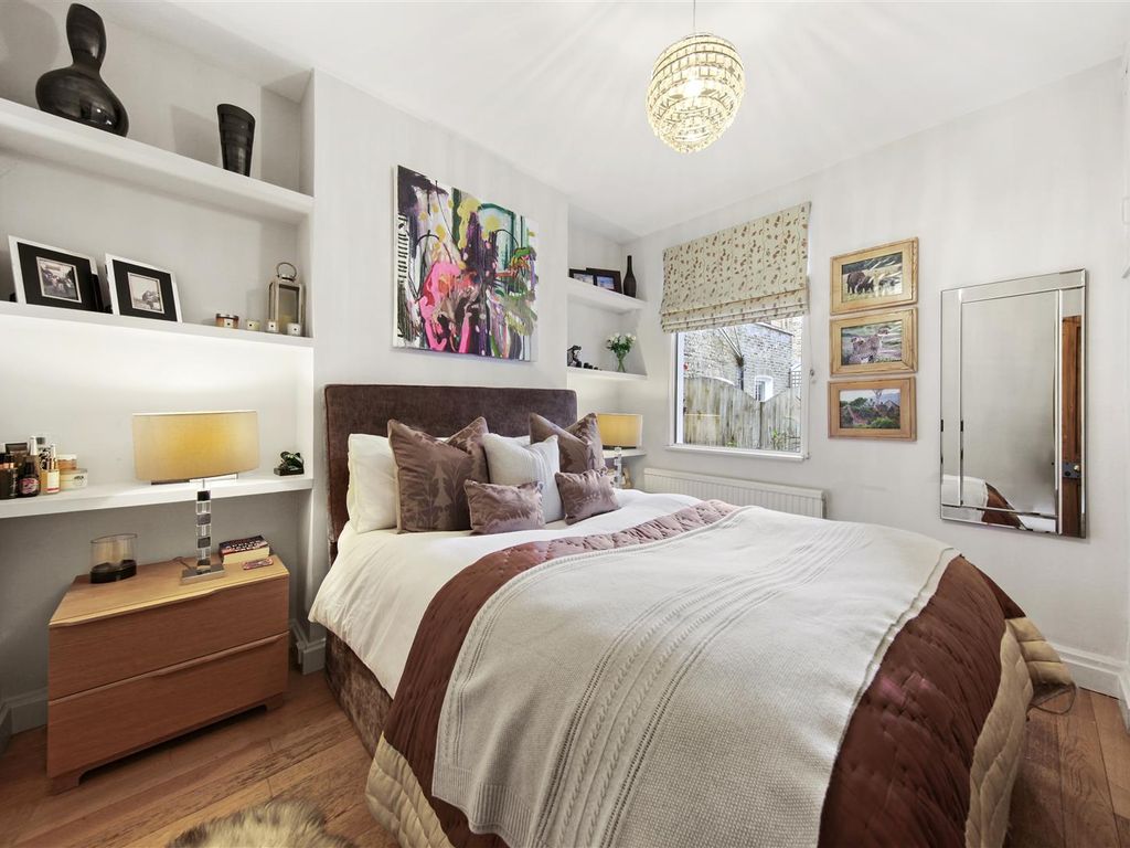 2 bed flat for sale in Salvin Road, London SW15, £750,000