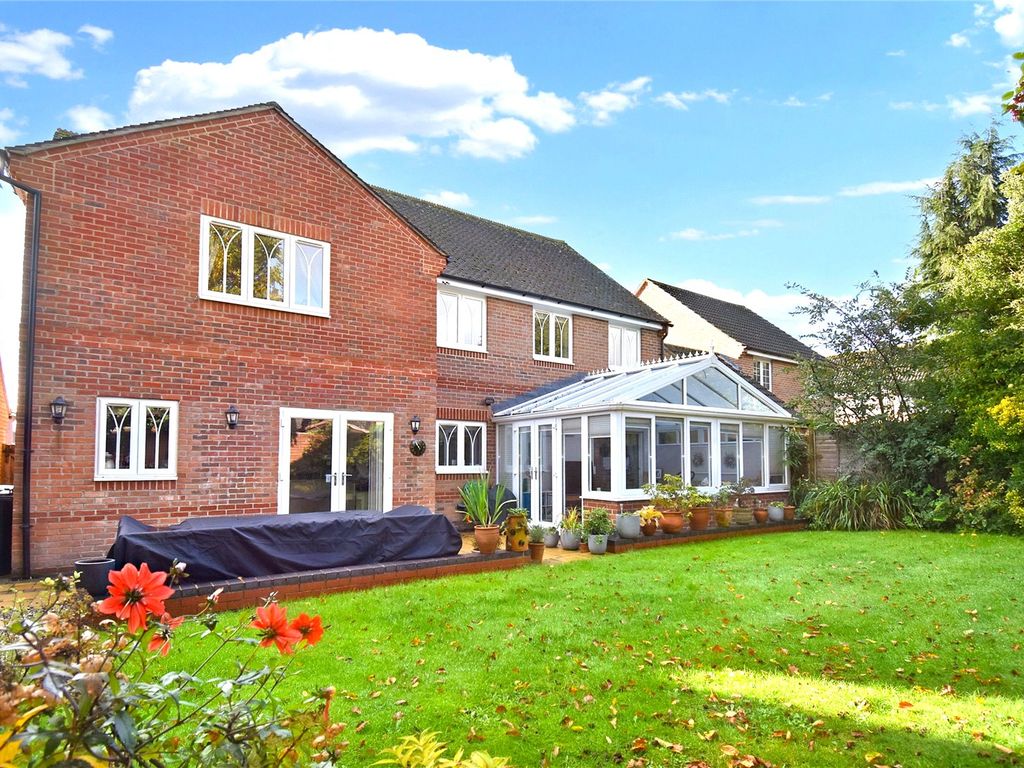 4 bed detached house for sale in Foxglove Way, Thatcham, Berkshire RG18, £700,000