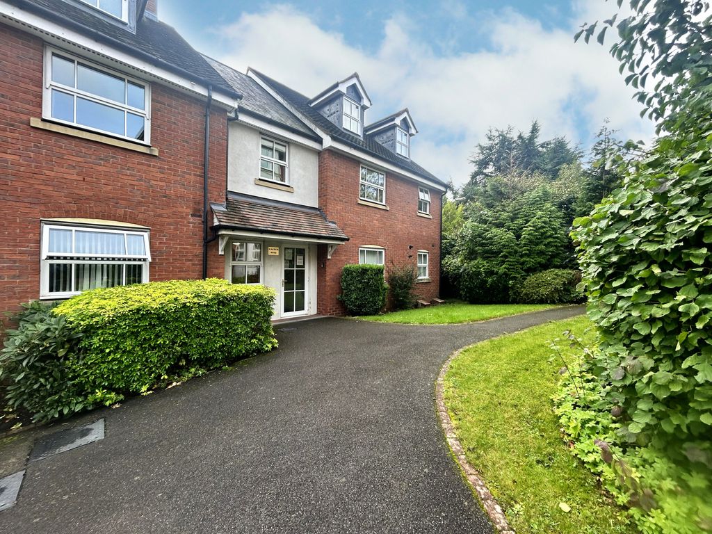 3 bed flat for sale in New Road, Solihull B91, £280,000
