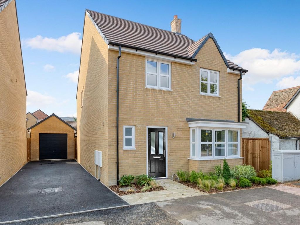 4 bed detached house for sale in Arlesey Road, Stotfold SG5, £482,000