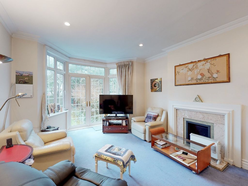 3 bed flat for sale in Ravenscroft Avenue, London NW11, £825,000