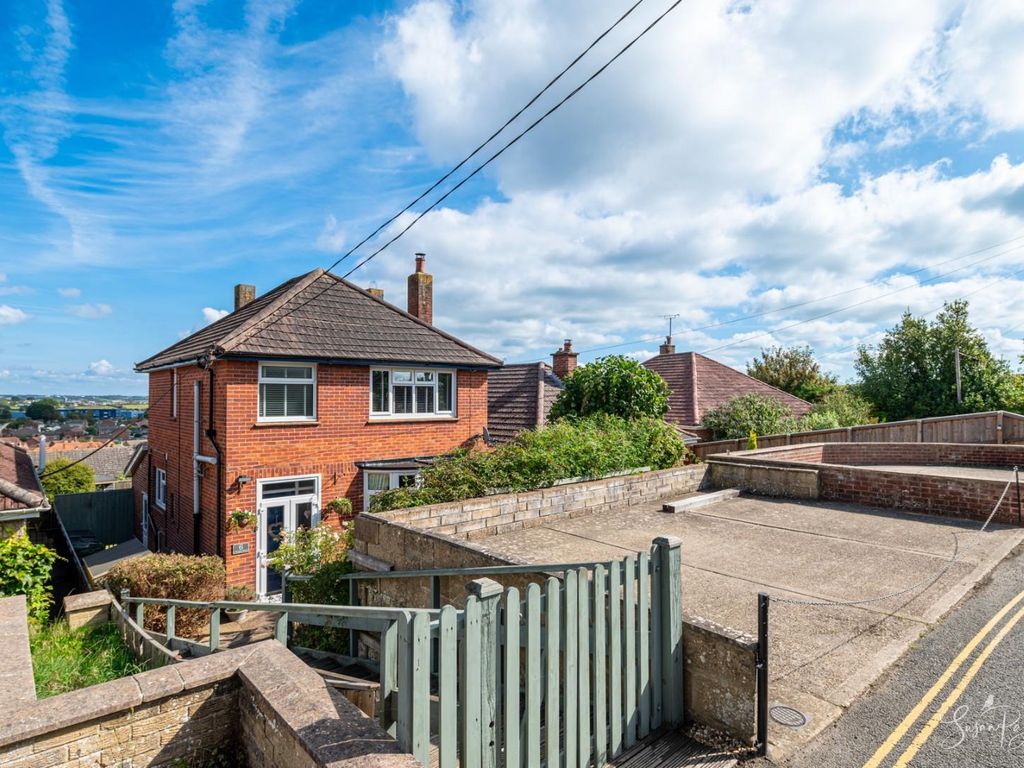 3 bed detached house for sale in Alvington Road, Newport PO30, £375,000