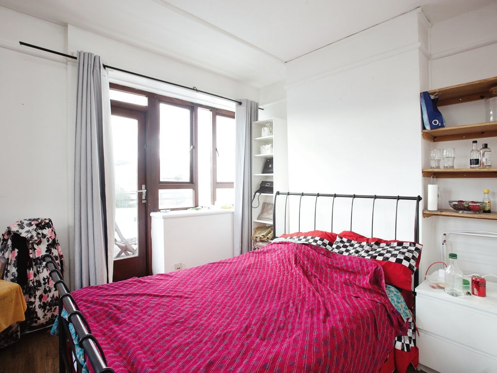 2 bed maisonette for sale in Balls Pond Road, London N1, £525,000