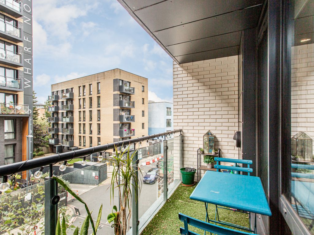 2 bed flat for sale in Palmers Road, London E2, £549,995