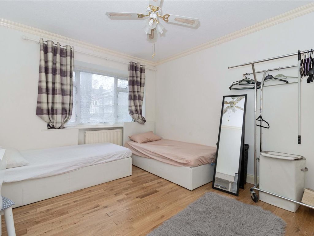 3 bed flat for sale in Eaton Gardens, Hove BN3, £435,000