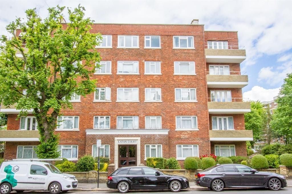 3 bed flat for sale in Eaton Gardens, Hove BN3, £435,000