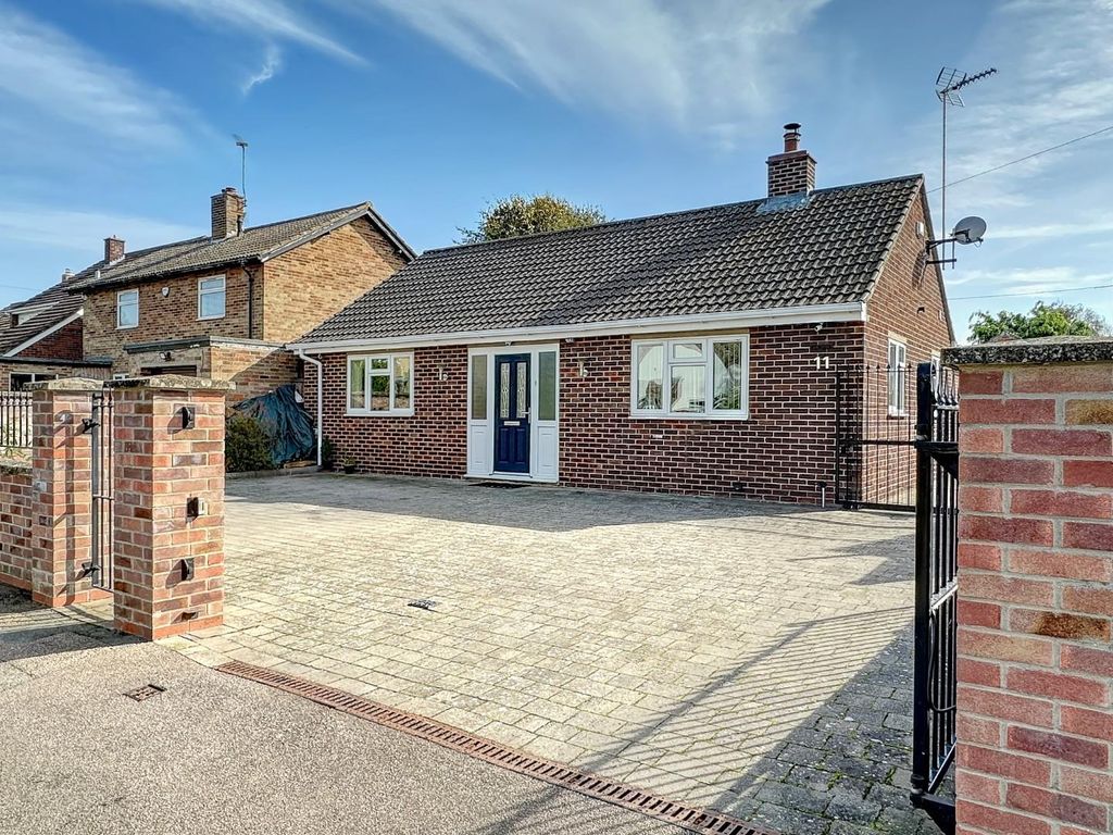 3 bed detached bungalow for sale in Church Lane, Girton, Cambridge CB3, £630,000