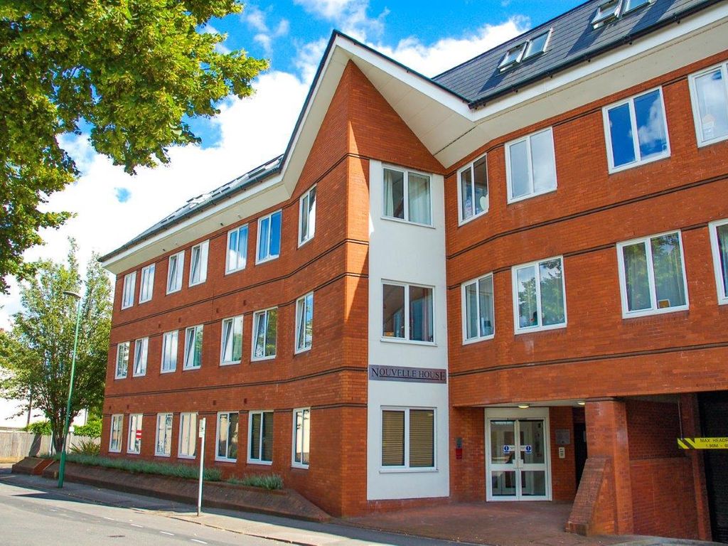 2 bed flat to rent in Sutton Court Road, Sutton, Surrey SM1, £1,700 pcm