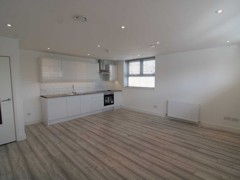 2 bed flat to rent in Darkes Lane, Potters Bar EN6, £1,500 pcm