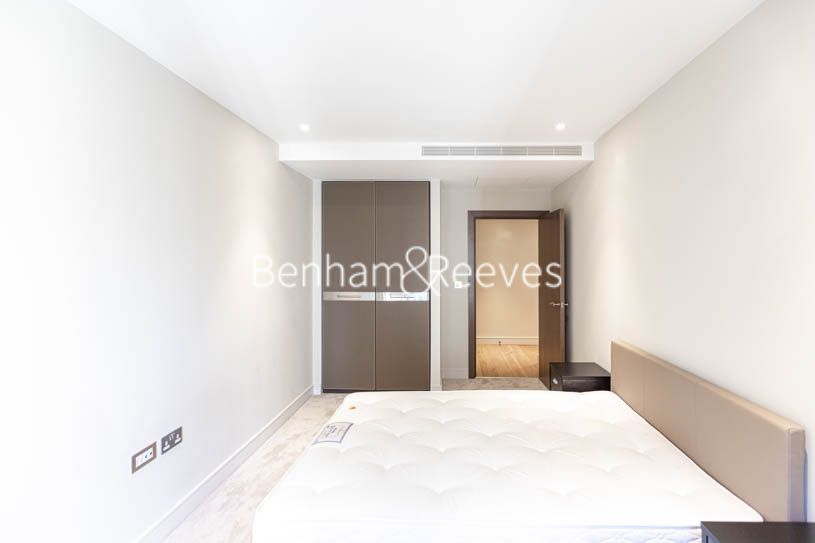 2 bed flat to rent in Parr's Way, Hammersmith W6, £3,900 pcm