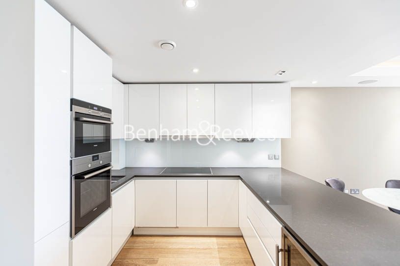 2 bed flat to rent in Parr's Way, Hammersmith W6, £3,900 pcm