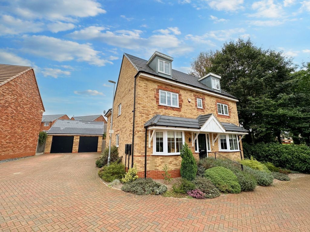 5 bed detached house for sale in Peter Fursman Drive, Crick NN6, £550,000