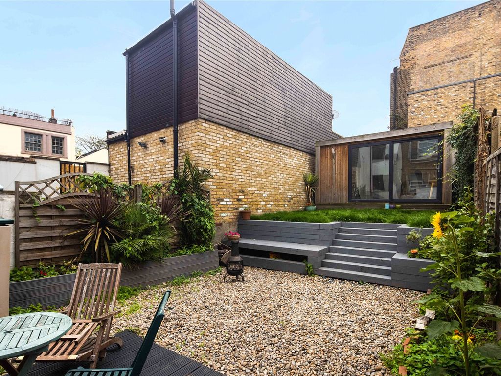 1 bed flat for sale in New Cross Road, New Cross, London SE14, £350,000