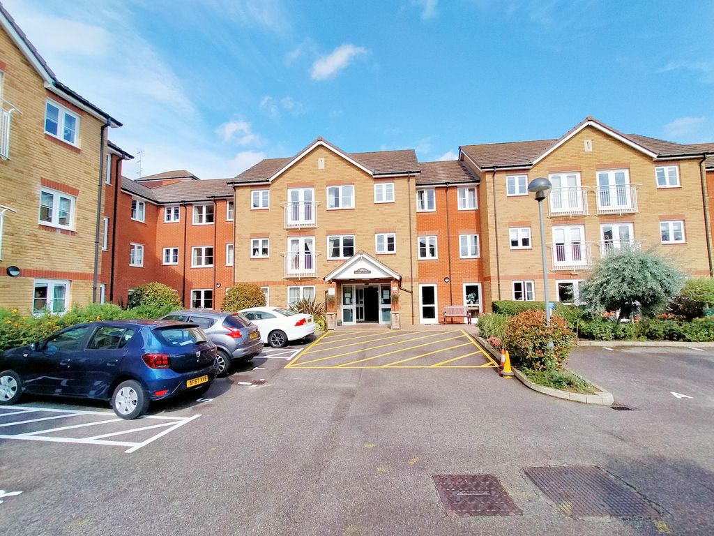 2 bed flat to rent in Goodes Court, Royston SG8, £1,300 pcm