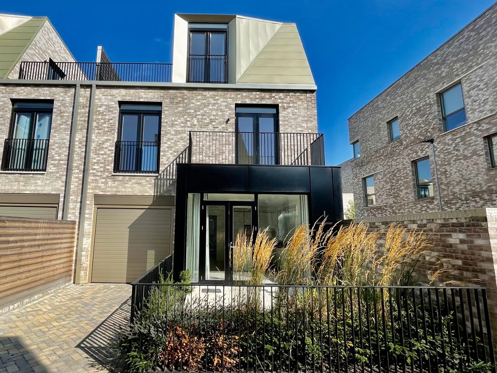 4 bed semi-detached house to rent in Milne Avenue, Cambridge, Cambridgeshire CB3, £4,000 pcm