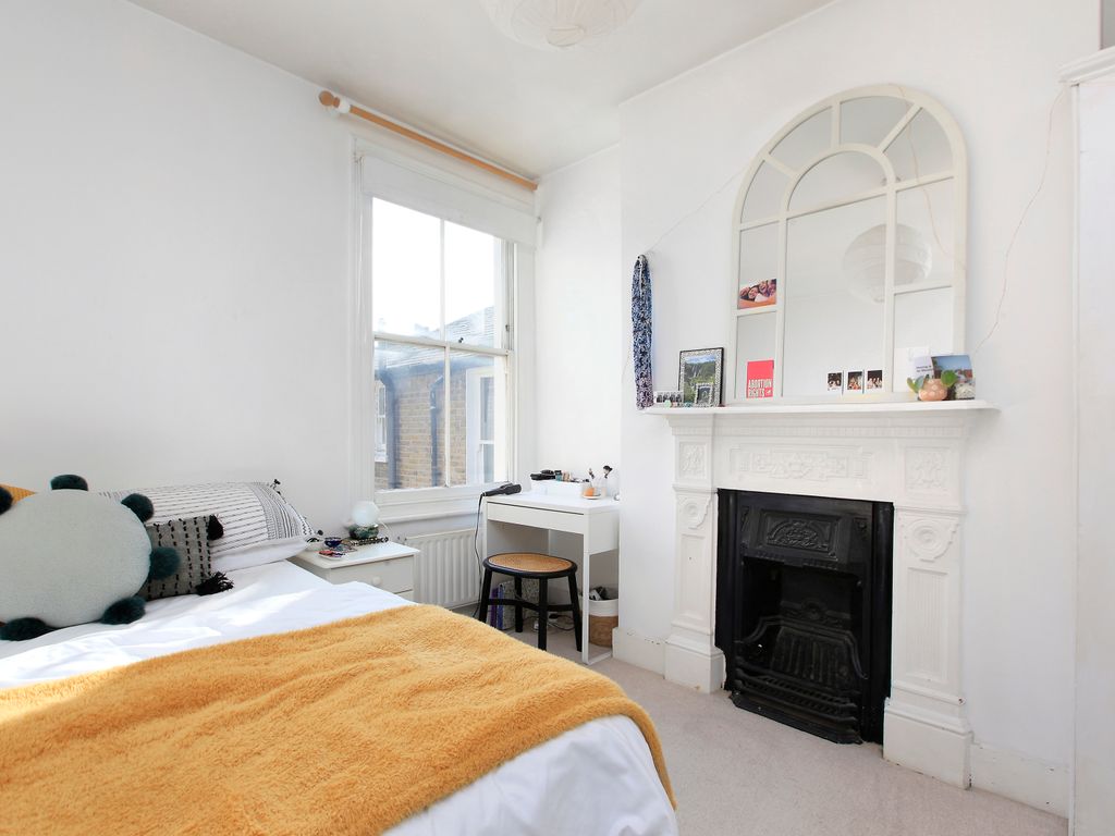 2 bed flat for sale in Yukon Road, Clapham South, London SW12, £600,000
