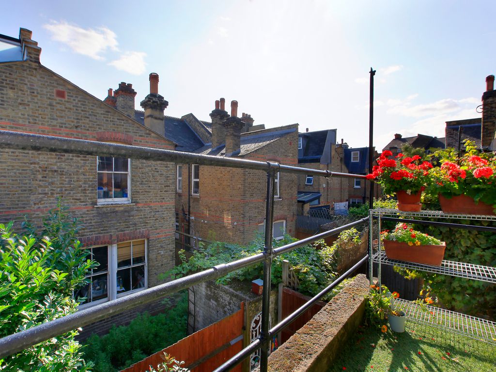 2 bed flat for sale in Yukon Road, Clapham South, London SW12, £600,000